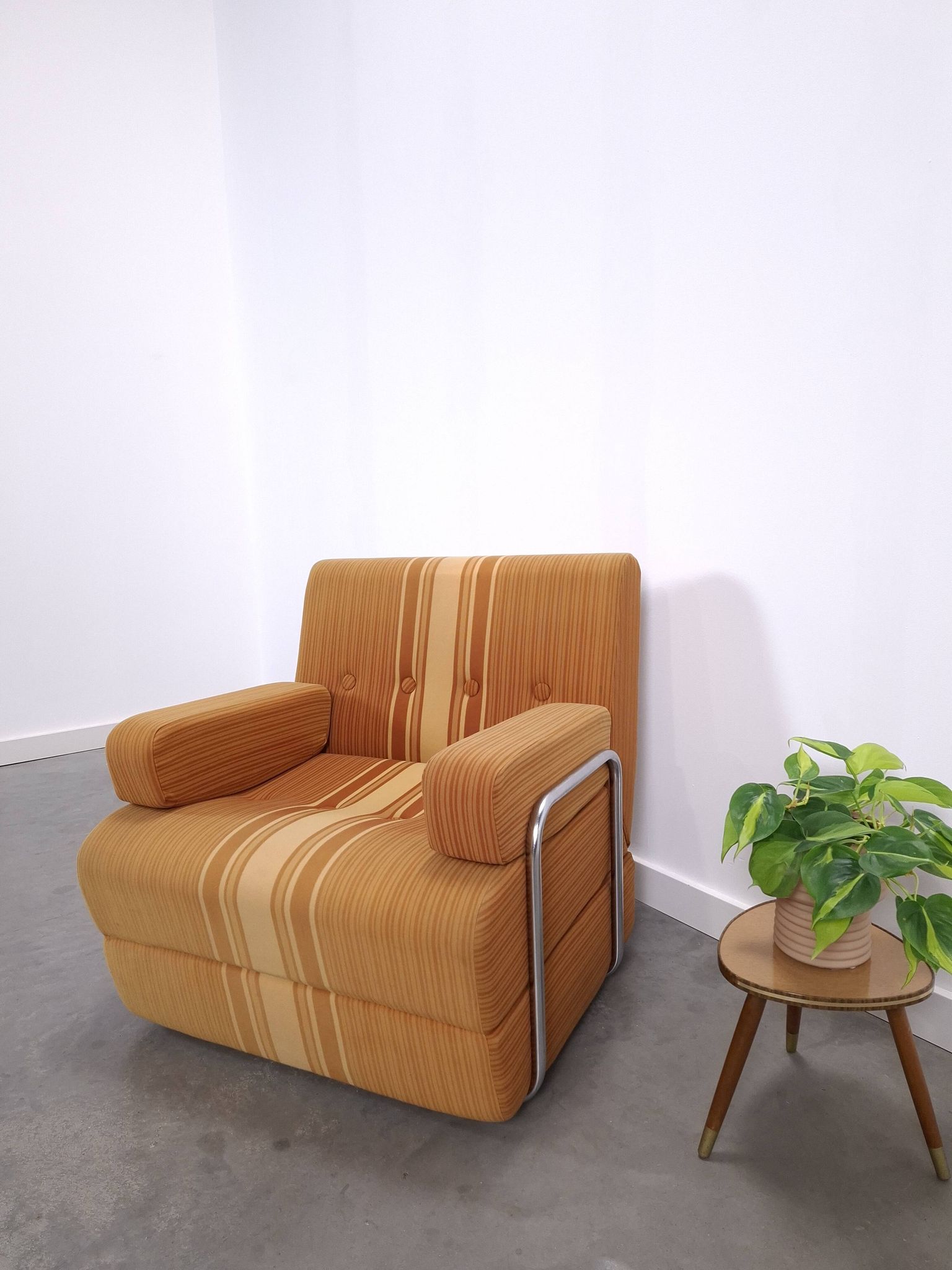 Jaren 70 uittrekbare lounge fauteuil bruin gestreept met Chromen buisframe