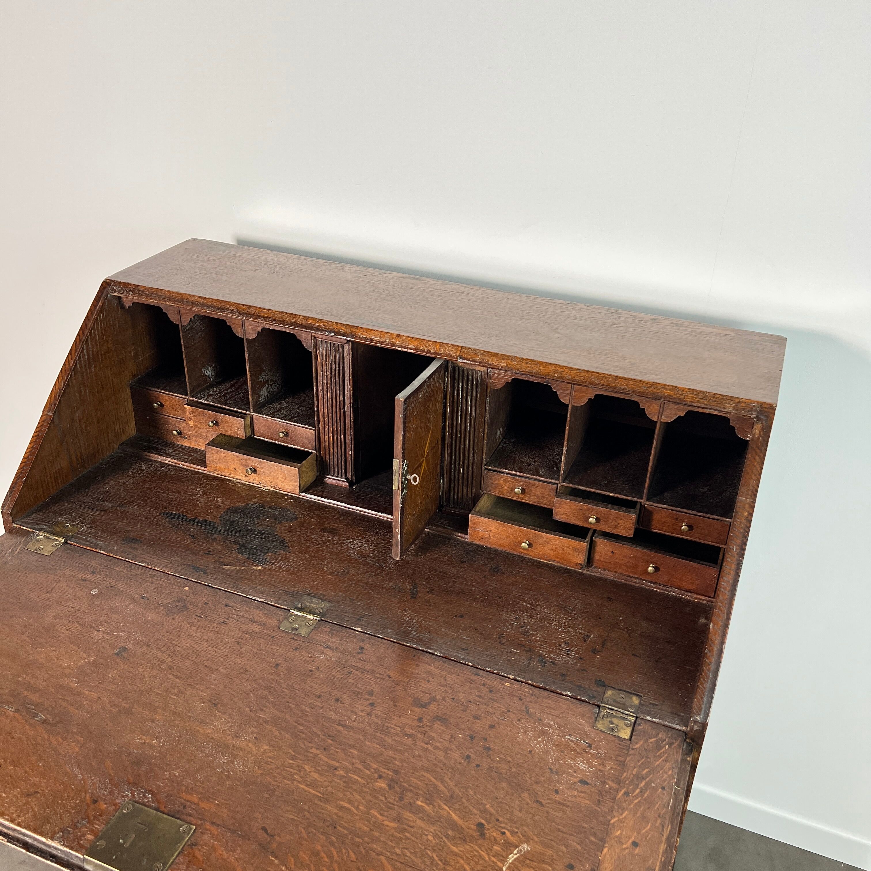 Slant-front desk, chest of drawers, English George III writing desk in oak - 19th century