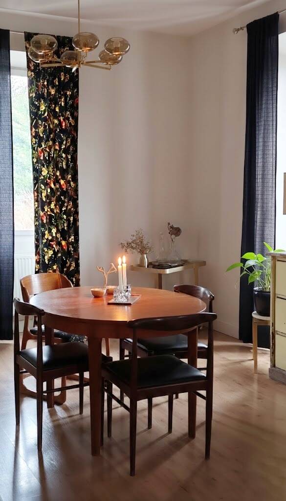 Table scandinave en teck ovale rallonges intégrées, années 60 comme neuve