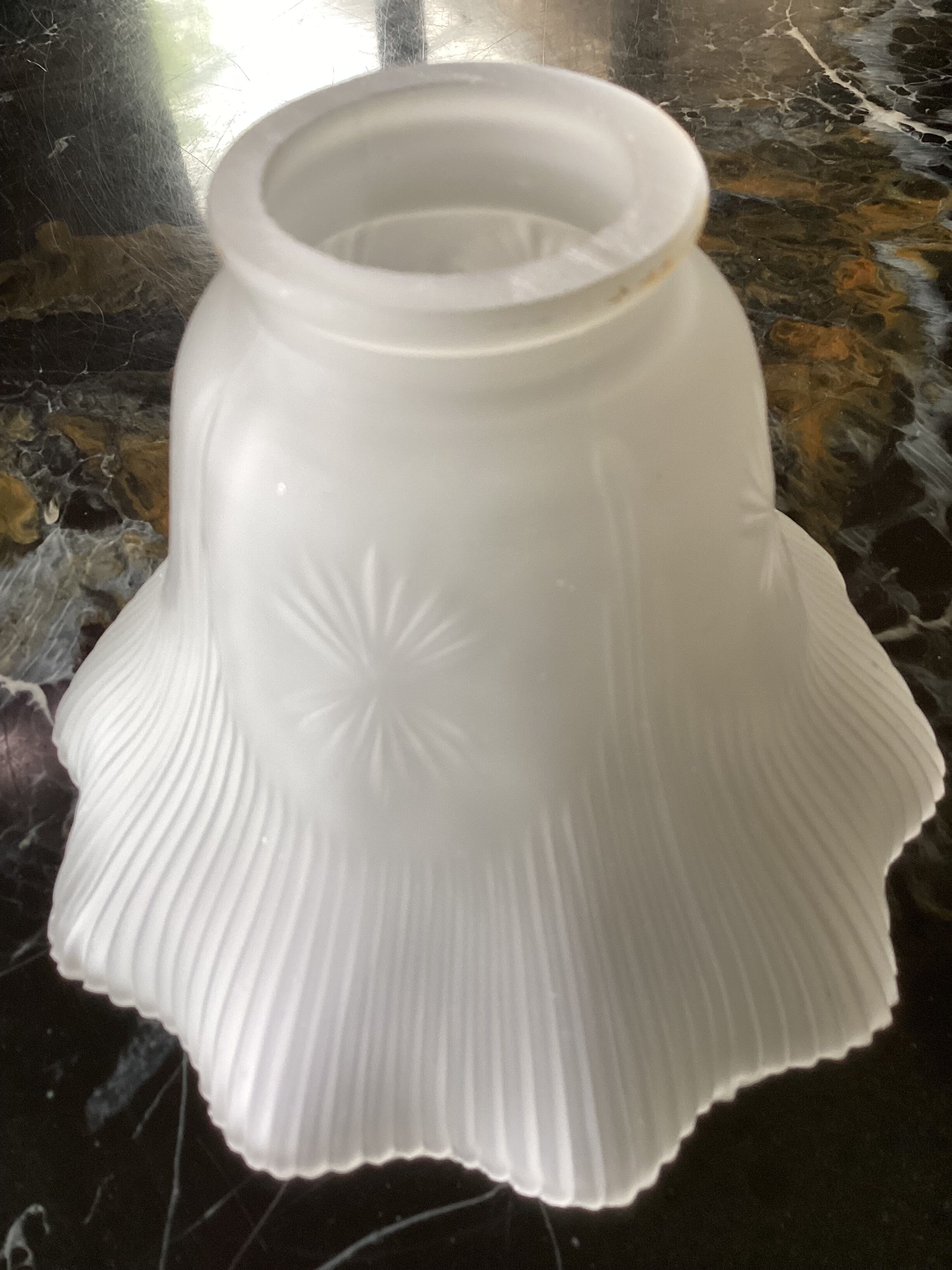 Paire de globe tulipe en verre pressé vintage dimension : hauteur -12cm- diamètre haut -5,5cm-