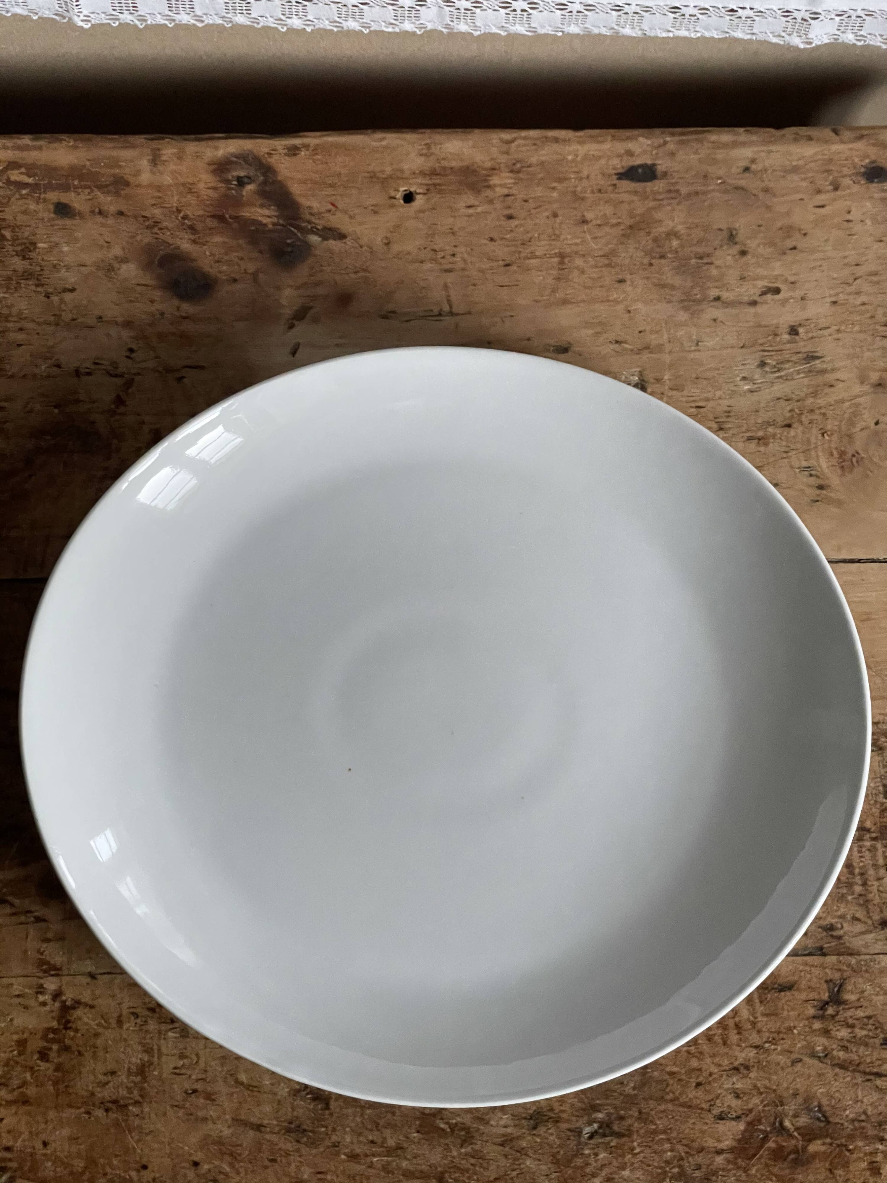 3 white porcelain plates for pasta like Saturnia restaurant