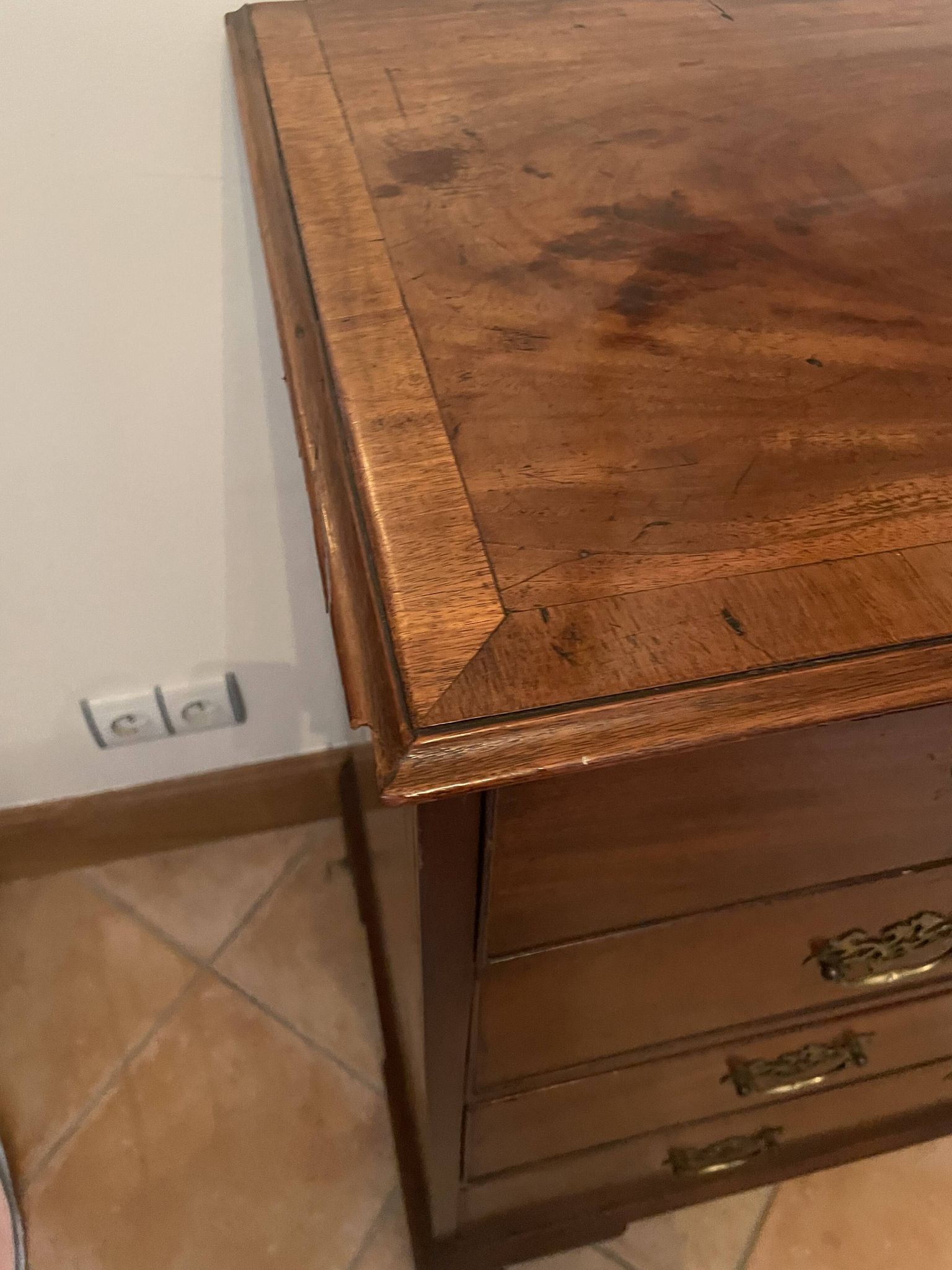 Mahogany chest of drawers, opening 5 drawers in 4 rows and fitted with brass handles.