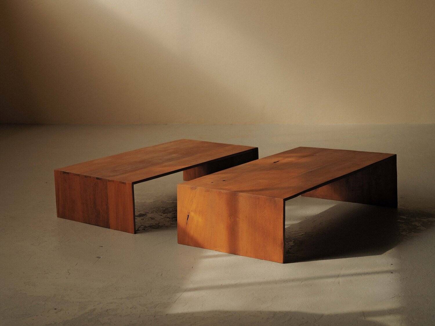 Pair of nesting coffee tables in solid wood, around 1980.