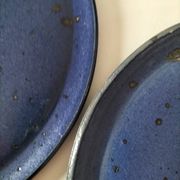 6 assiettes plates en grès artisanal bleu nuit moucheté