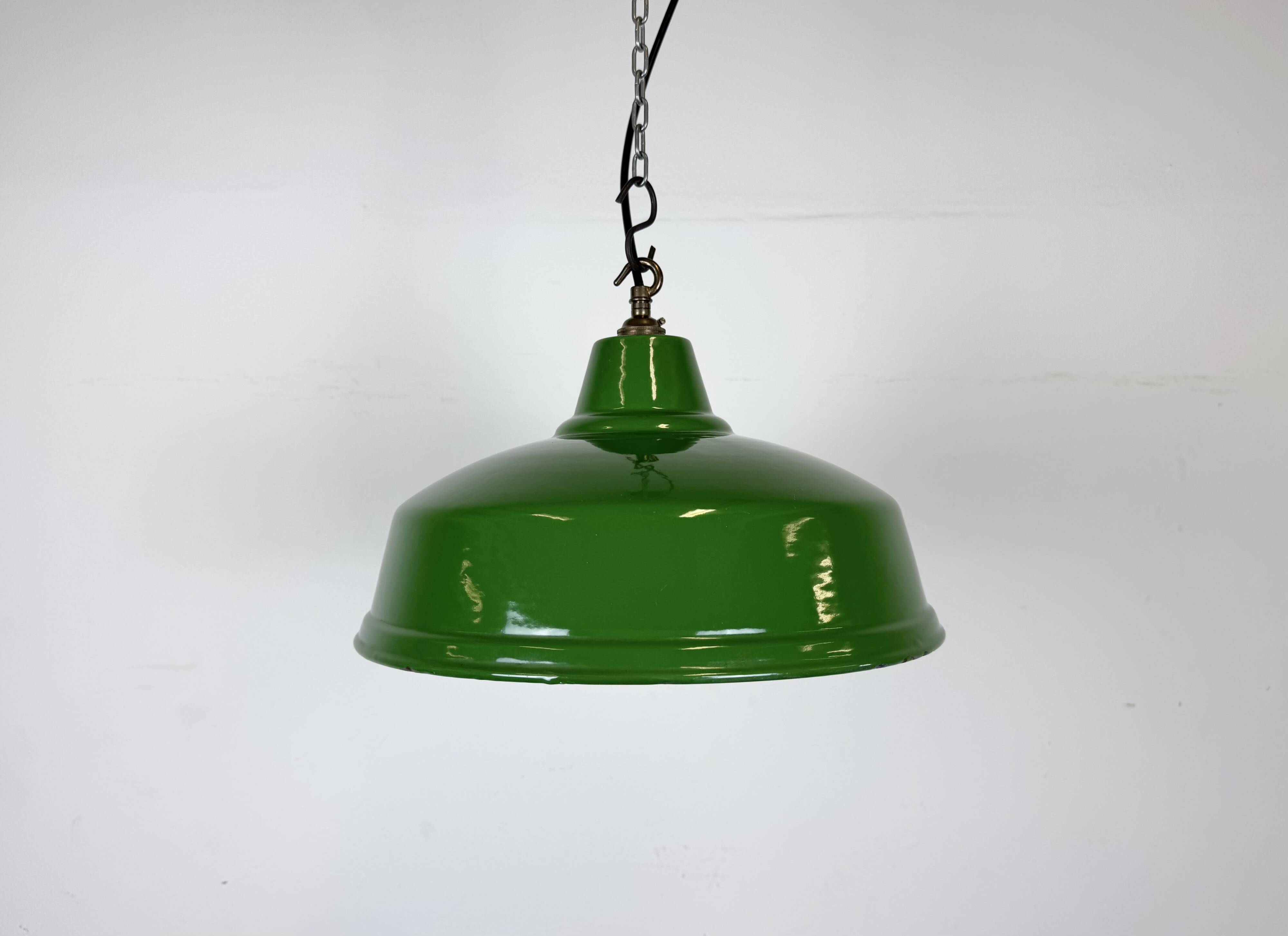 Suspension industrielle en émail vert britannique, années 1960