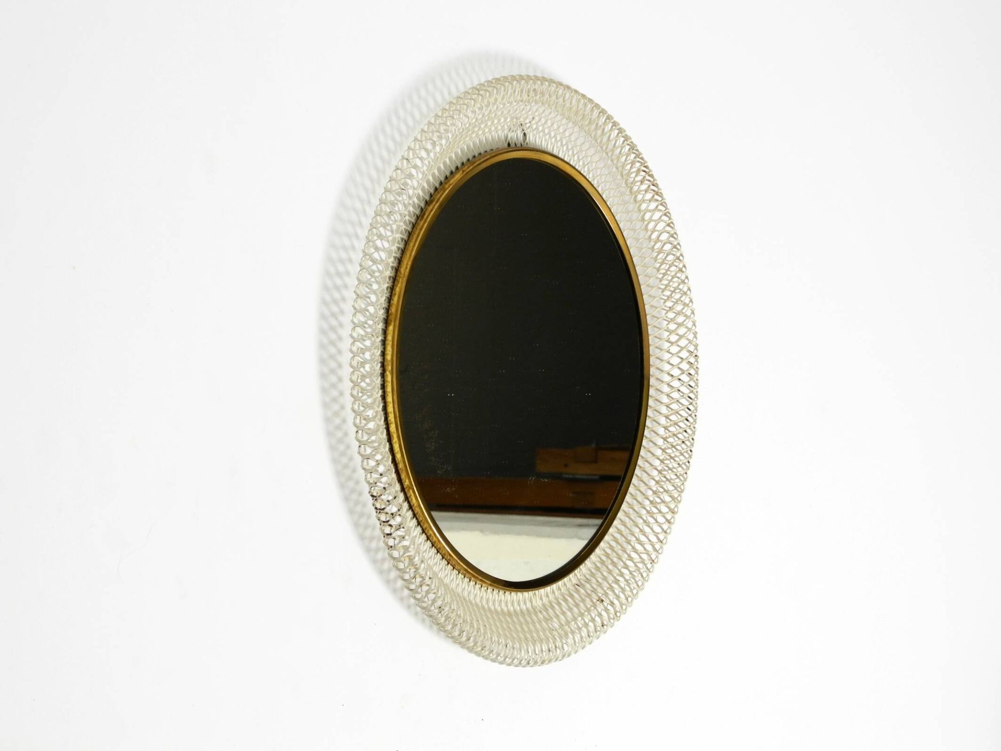 Miroir mural rond de style Mid-Century Modern avec un cadre en métal blanc expansé.