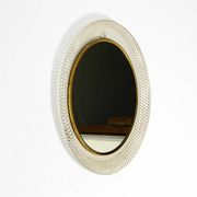 Miroir mural rond de style Mid-Century Modern avec un cadre en métal blanc expansé.