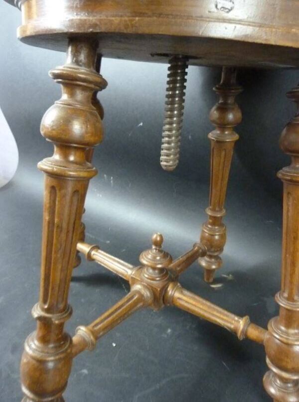 Ancien tabouret de piano tapissé