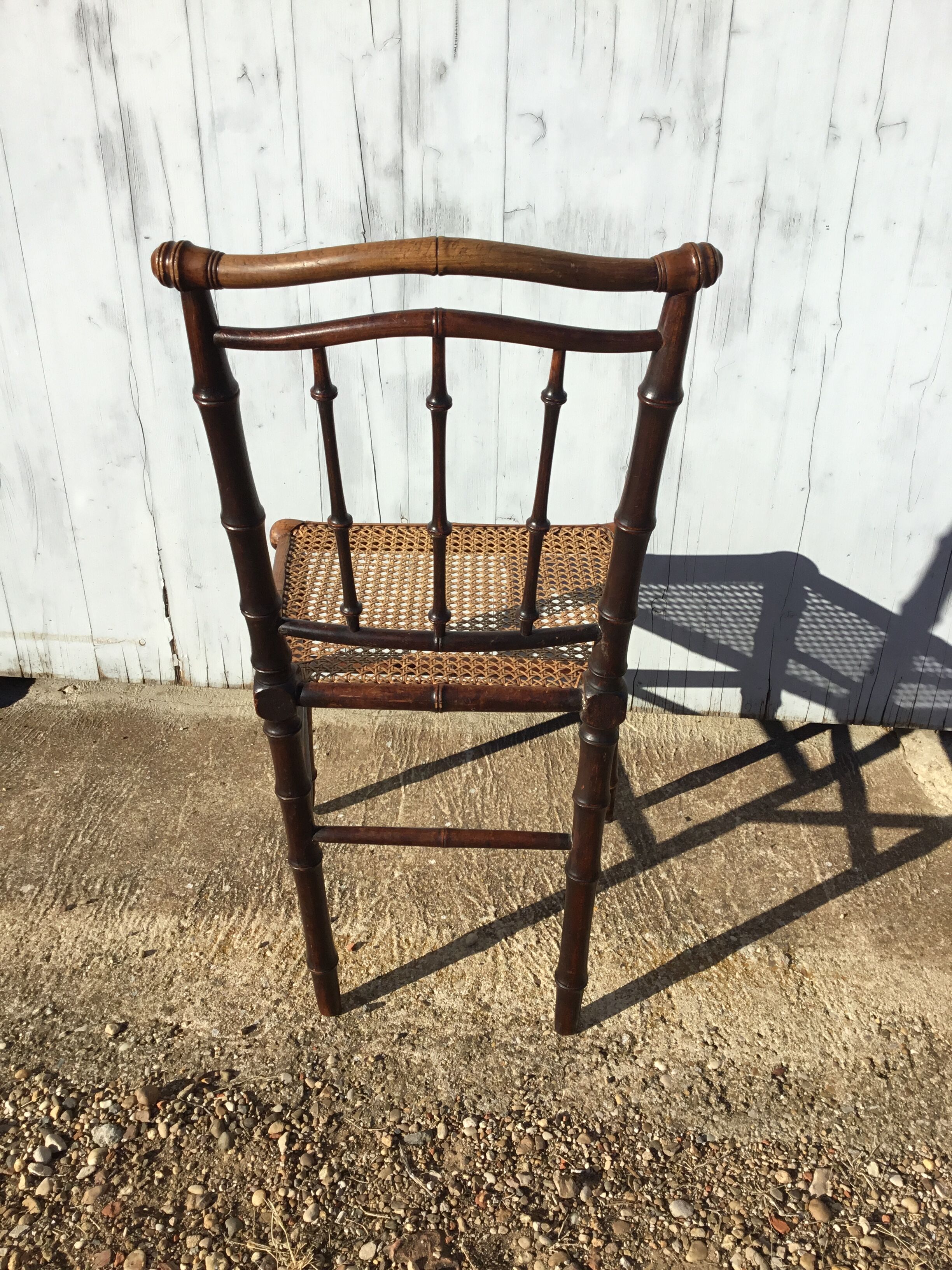 Chaise en bambou cannée
