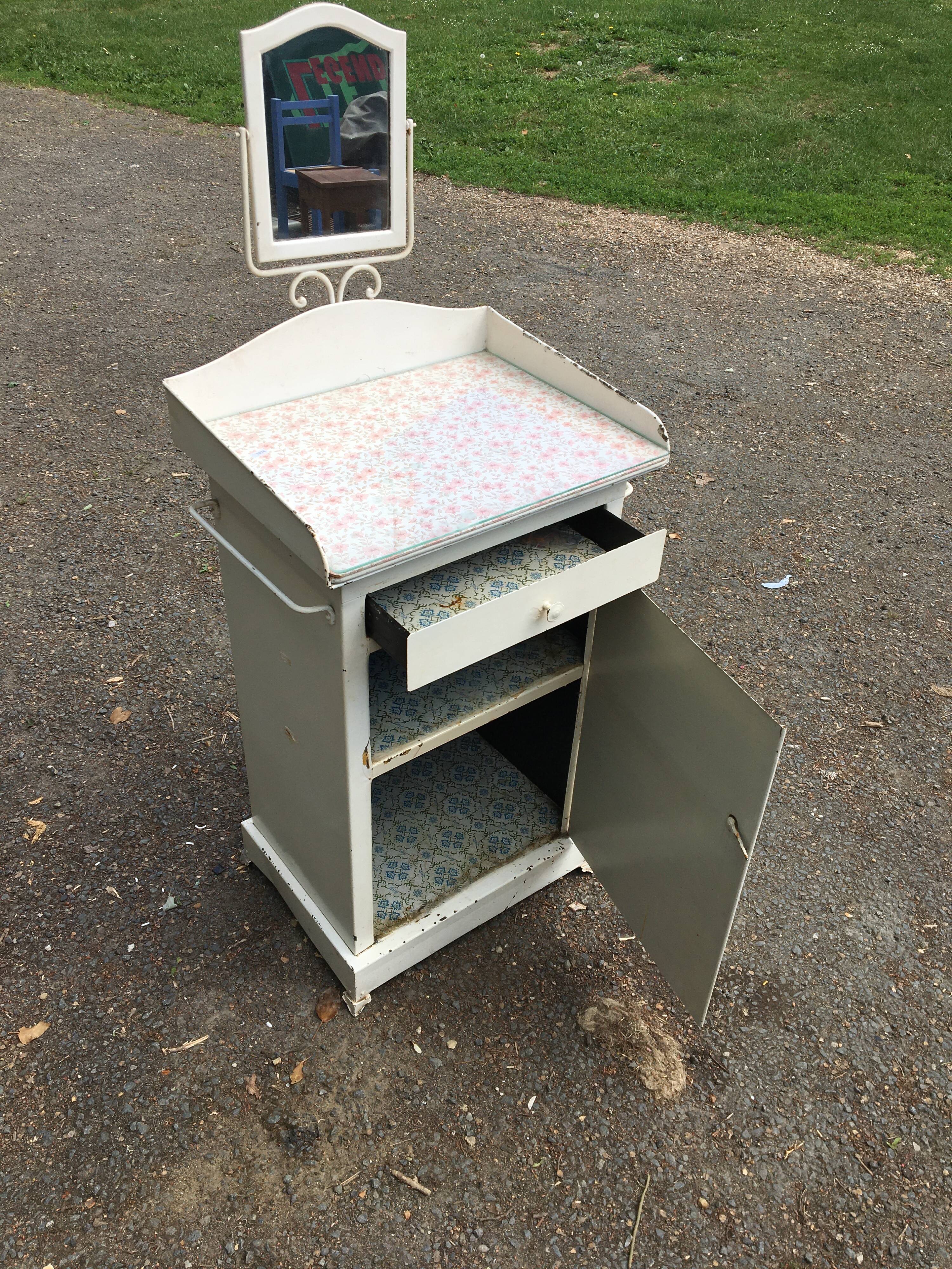 Rare Petit Meuble De Toilette En Métal Laqué + Bébé De Bain En Biscuit (h 21cm)
