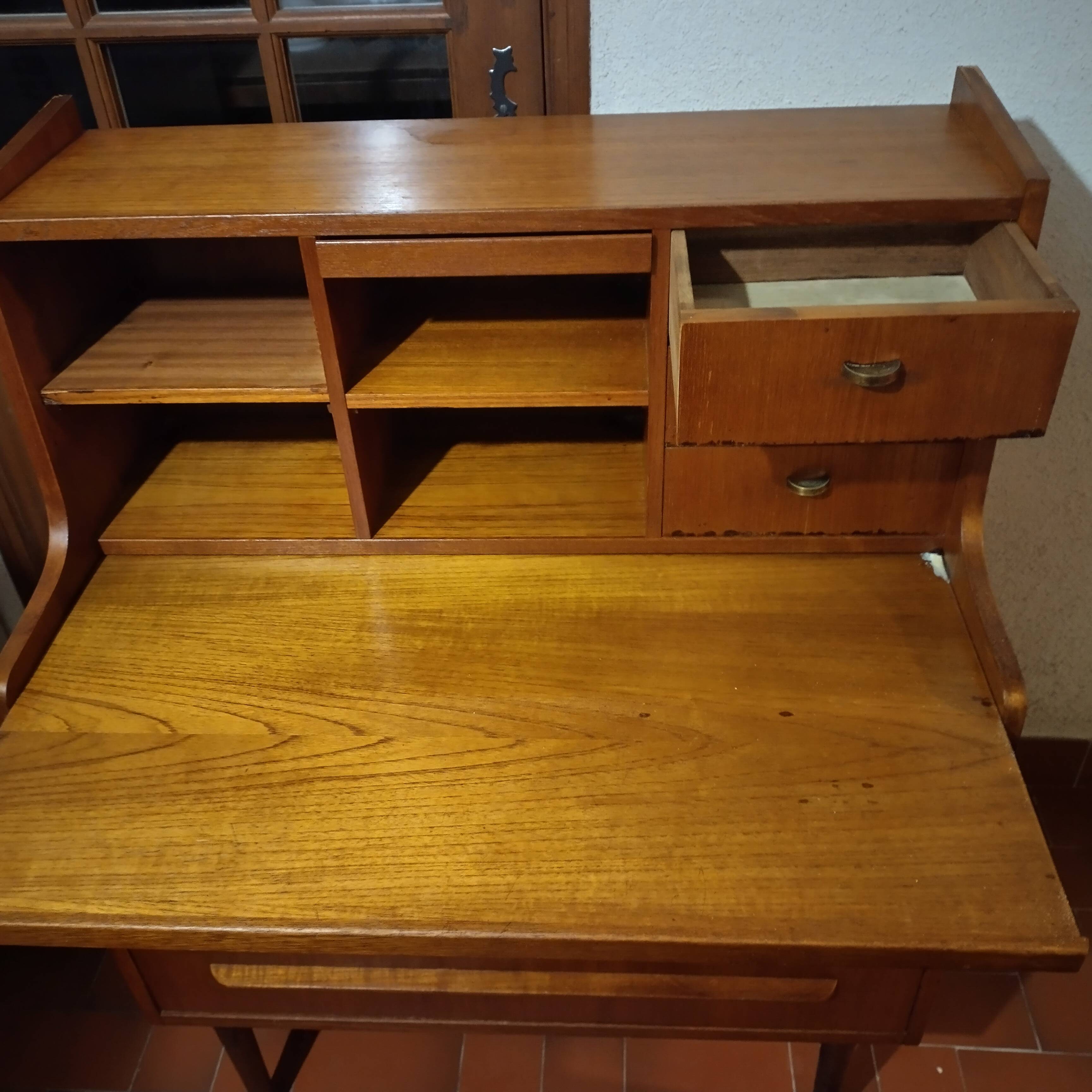 Scandinavian secretary