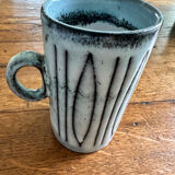 Ceramic mug from the 50s with incised decoration; Jacques Pouchain for Dieulefit workshop. Signature on reverse.
