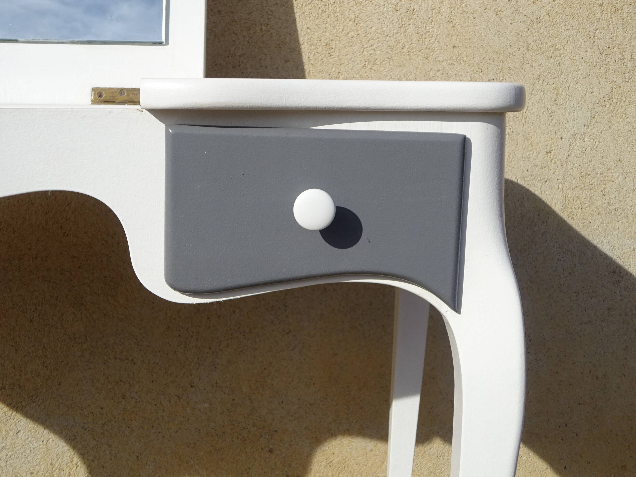 Petite coiffeuse en bois blanc