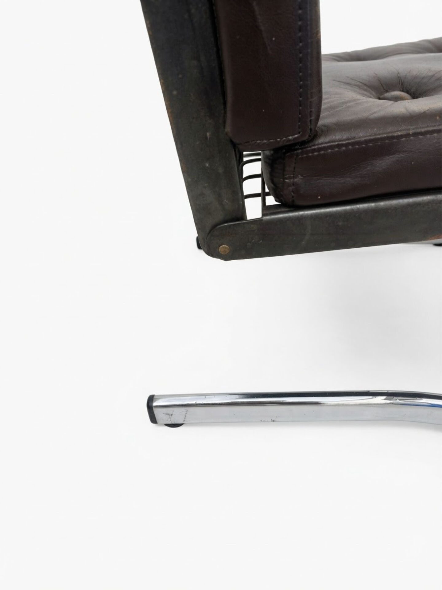 2 cantilever chairs with tubular chrome structure by Pierson of Fra