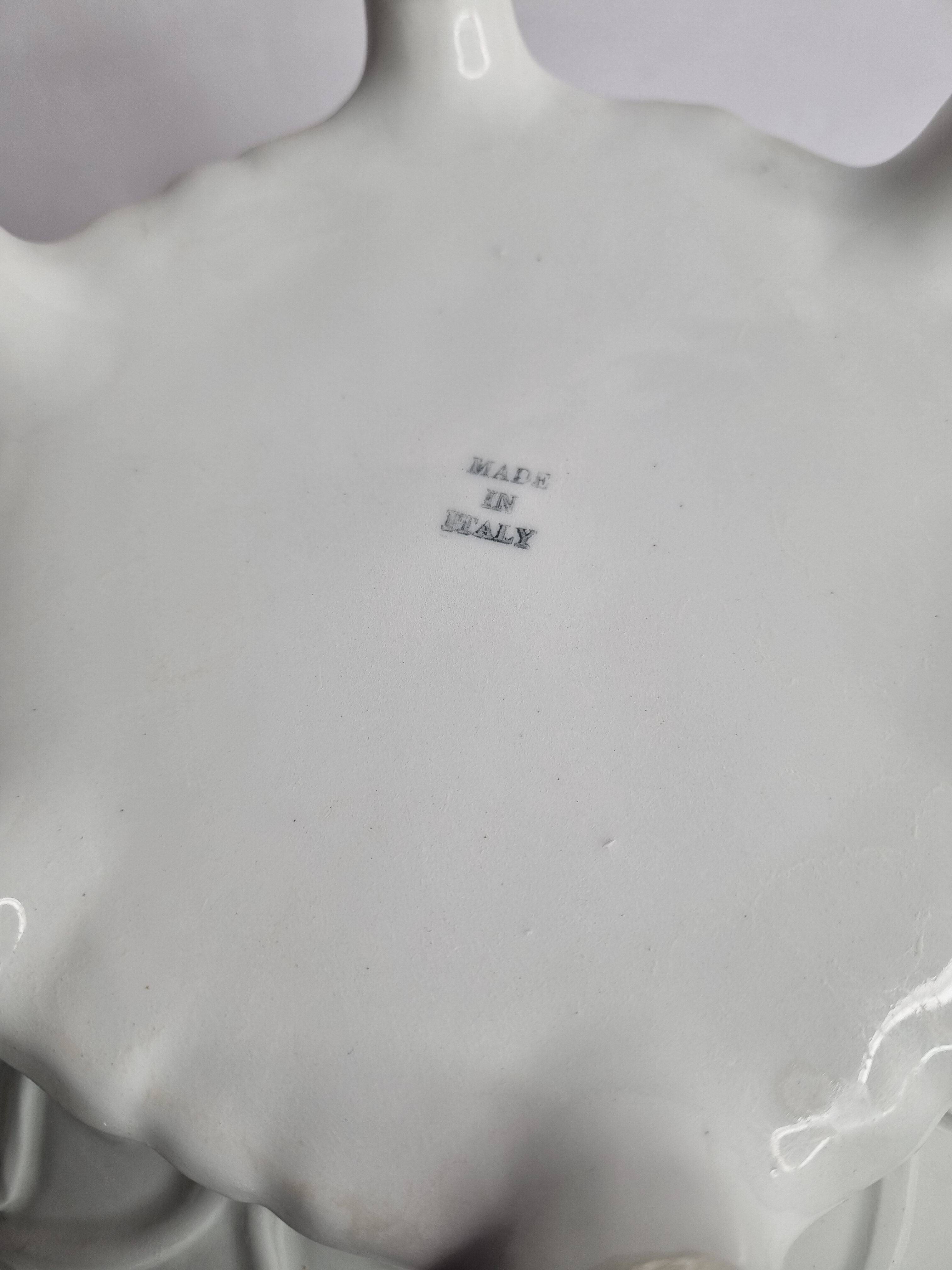 Enamelled white ceramic pot cover