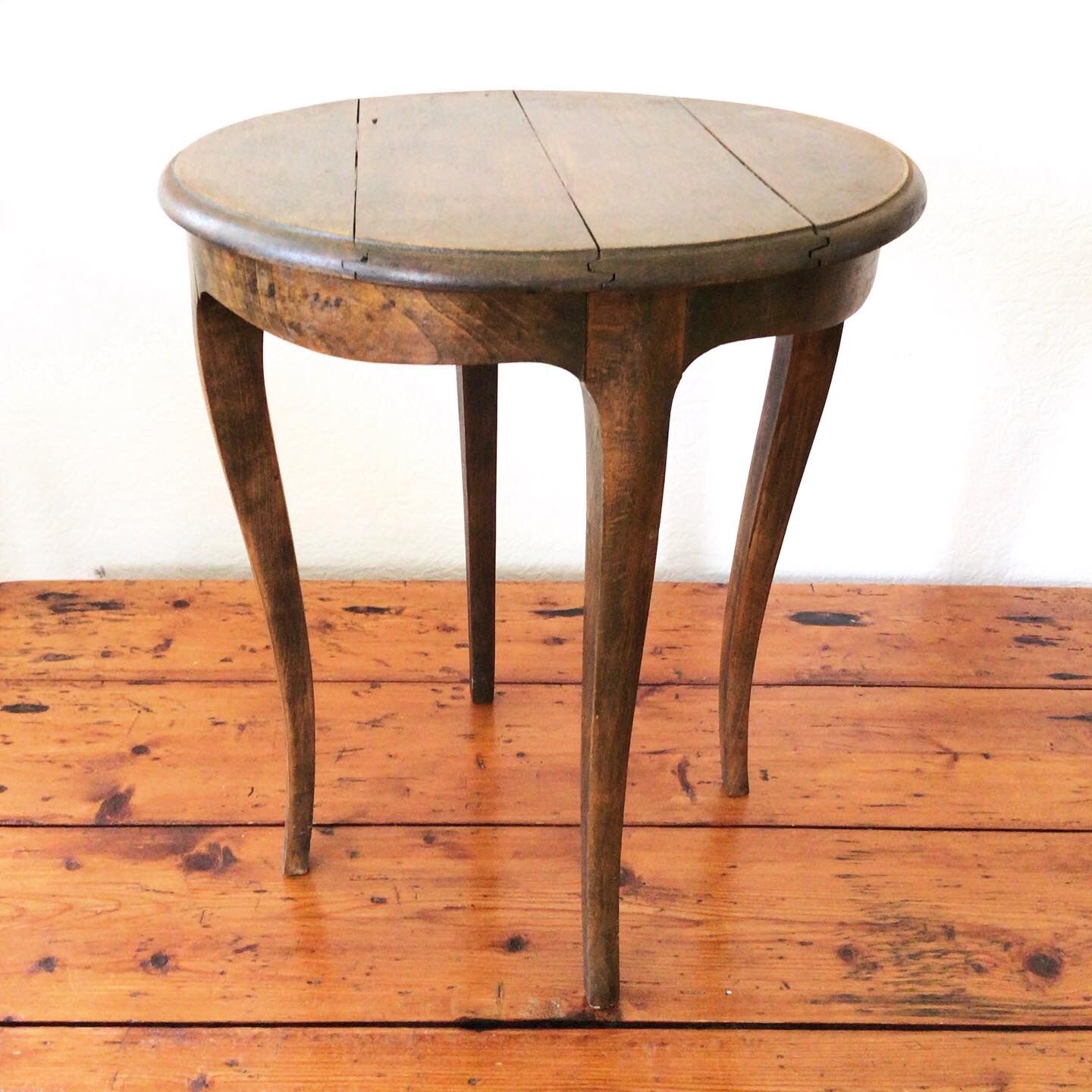 Quadripod pedestal in solid wood