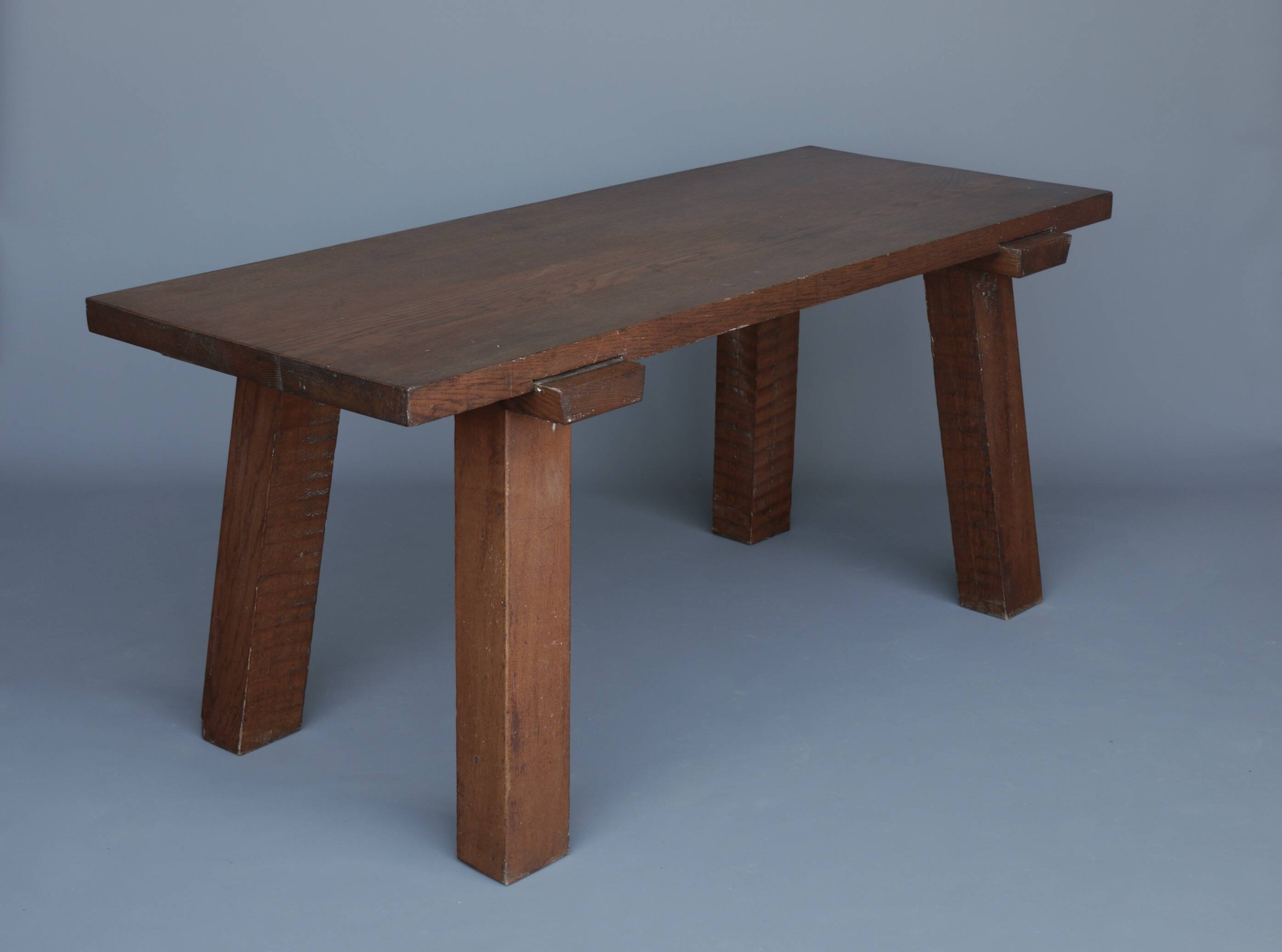 Table brutaliste en chêne massif