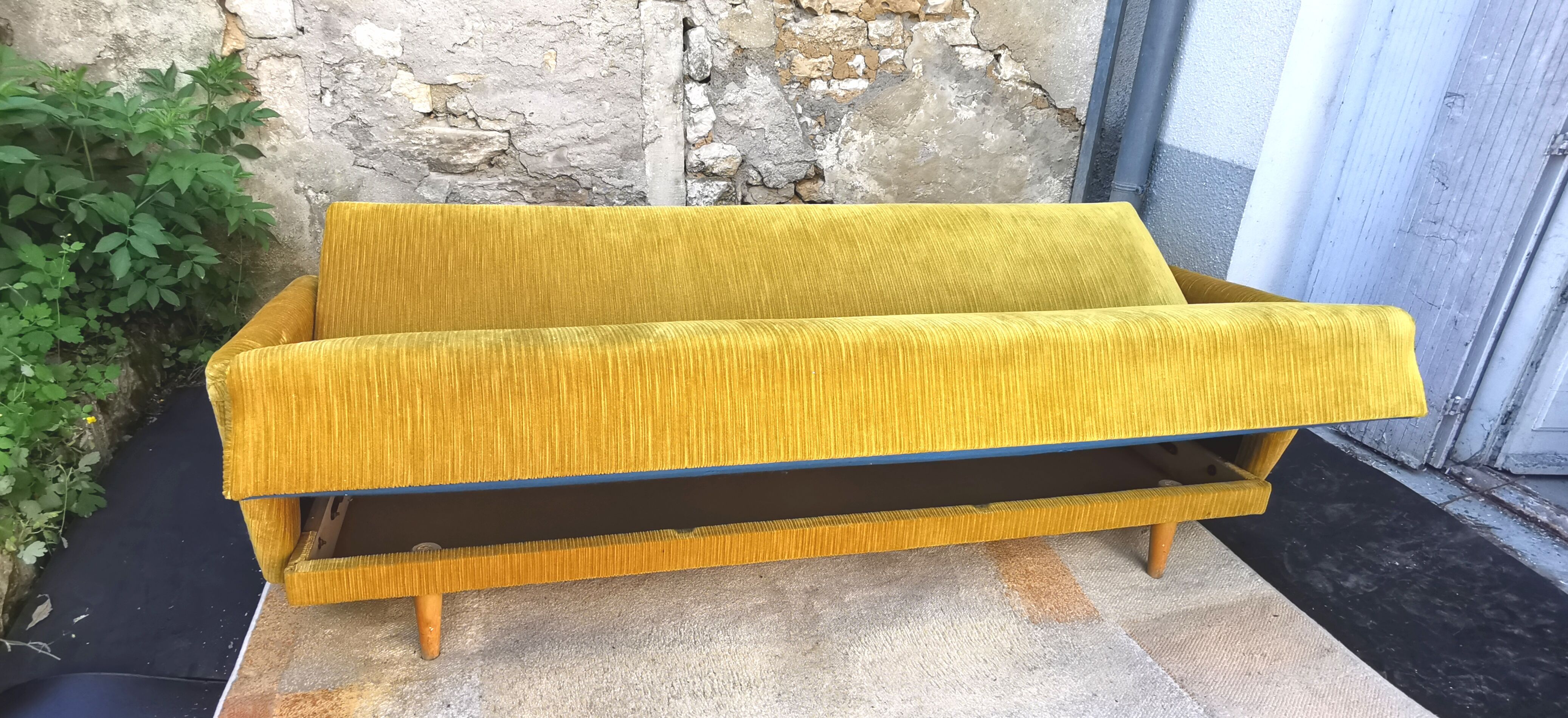 Convertible sofa in golden yellow velvet