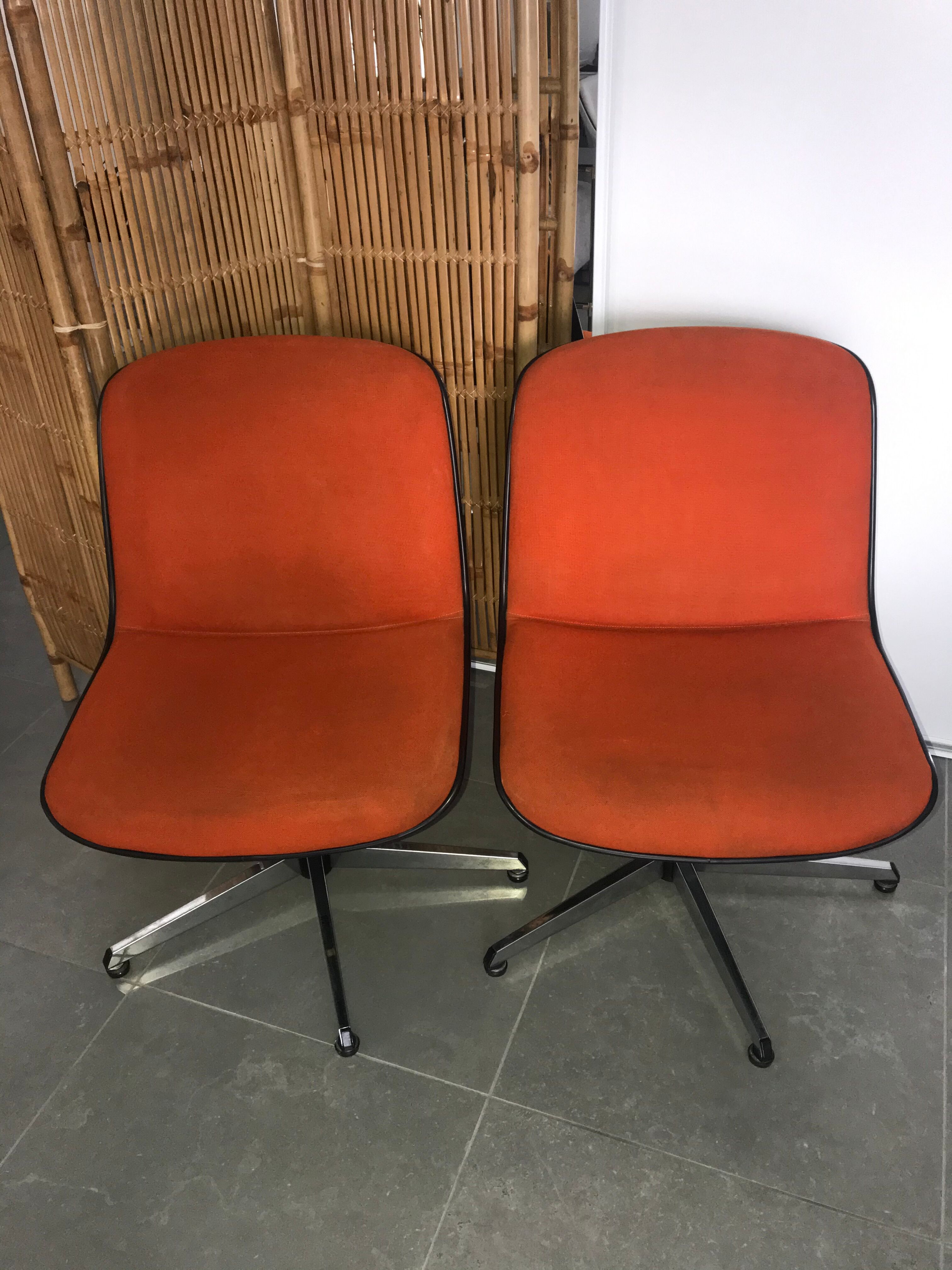 Paire de fauteuils de bureau pivotant orange année 70