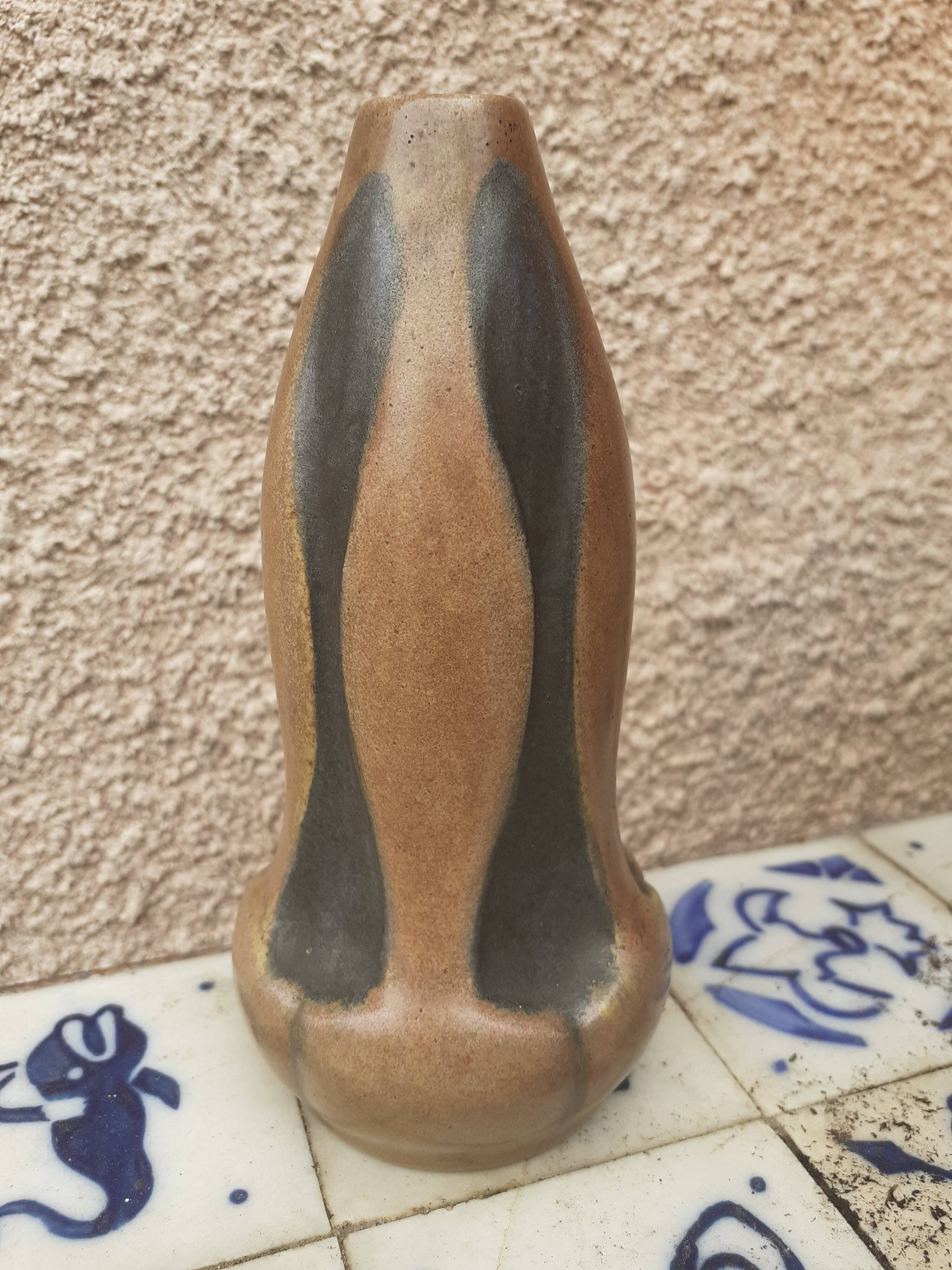 Lourioux sandstone vase