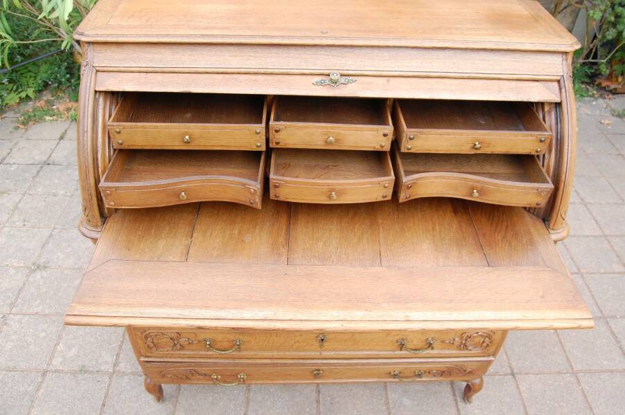 cylinder desk from the Louis XV period in oak, late 18th century