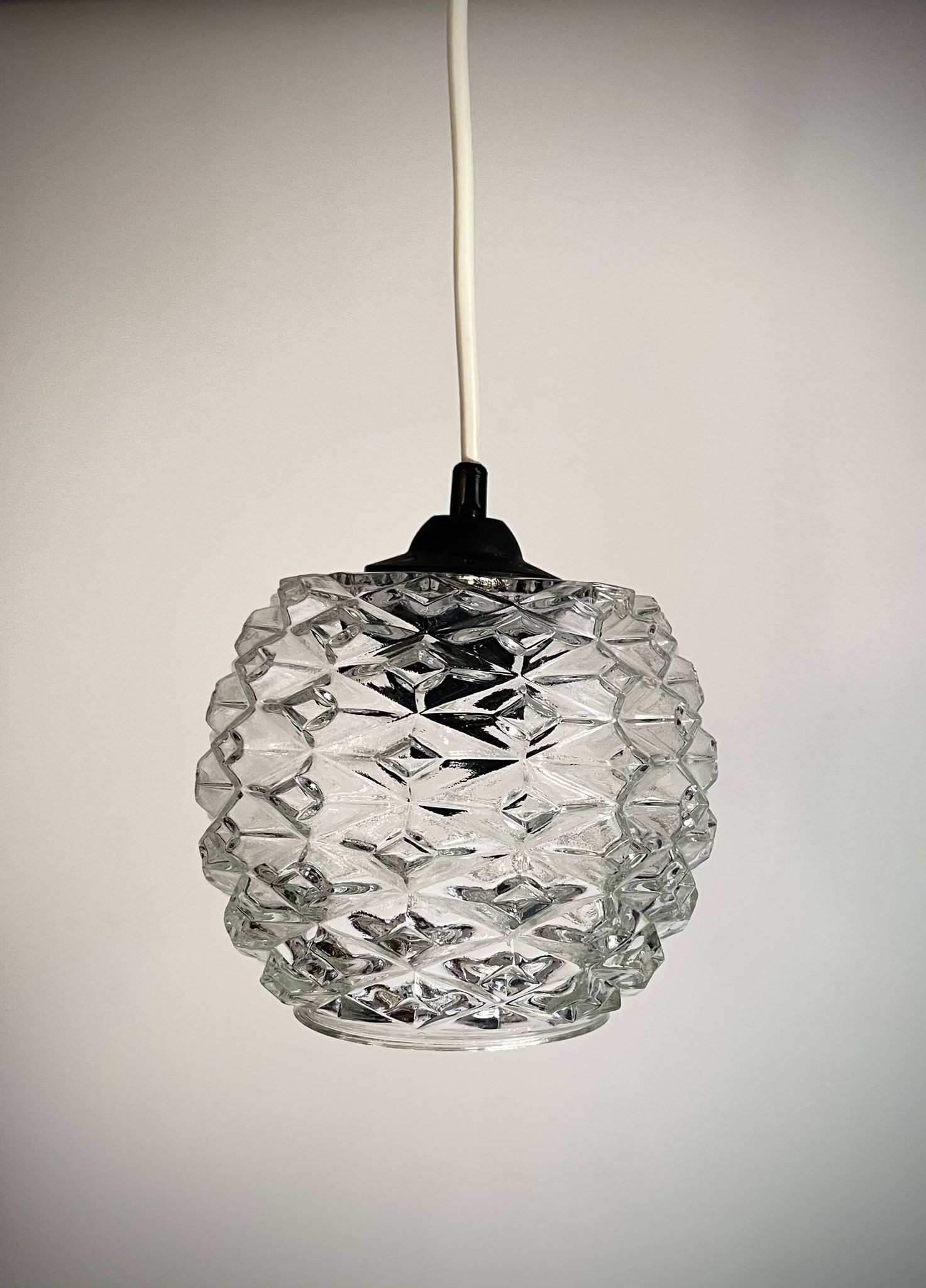Petit globe pomme de pin transparent