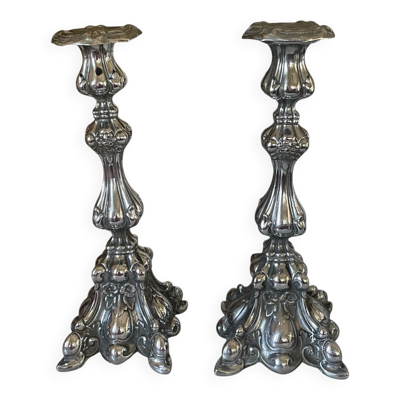 Paire de bougeoirs rocaille en métal argenté