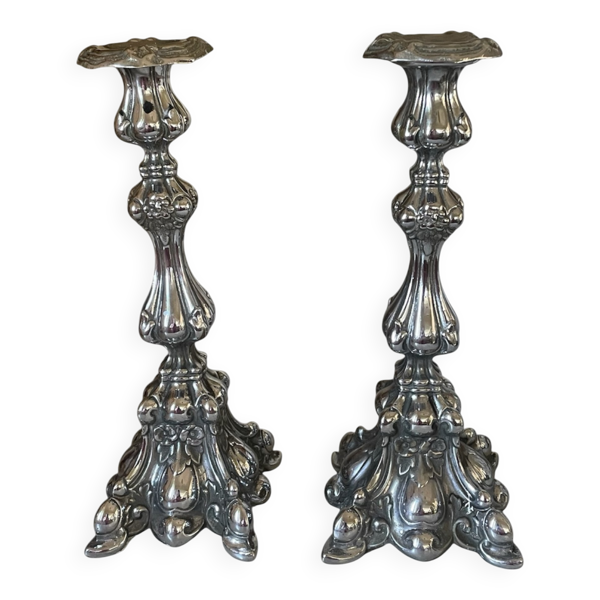 Paire de bougeoirs rocaille en métal argenté