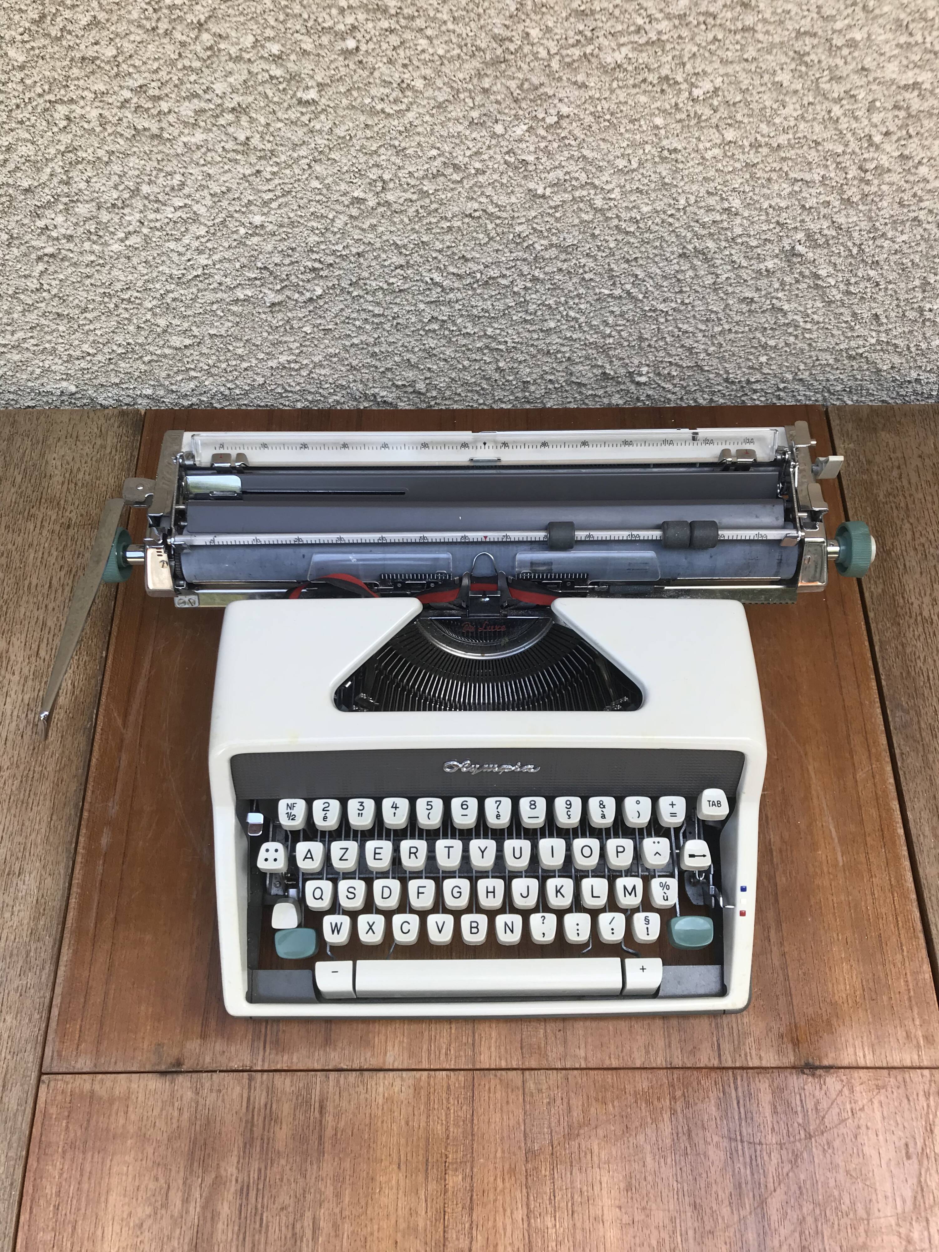 Former olympia metal beige writing machine