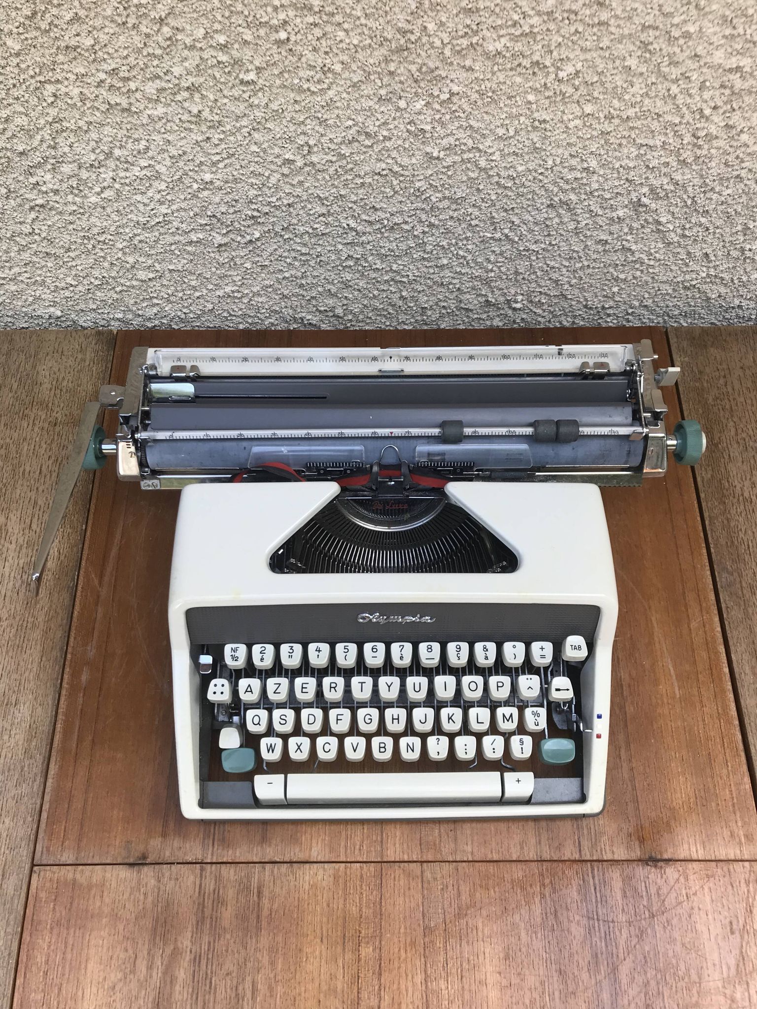 Former olympia metal beige writing machine