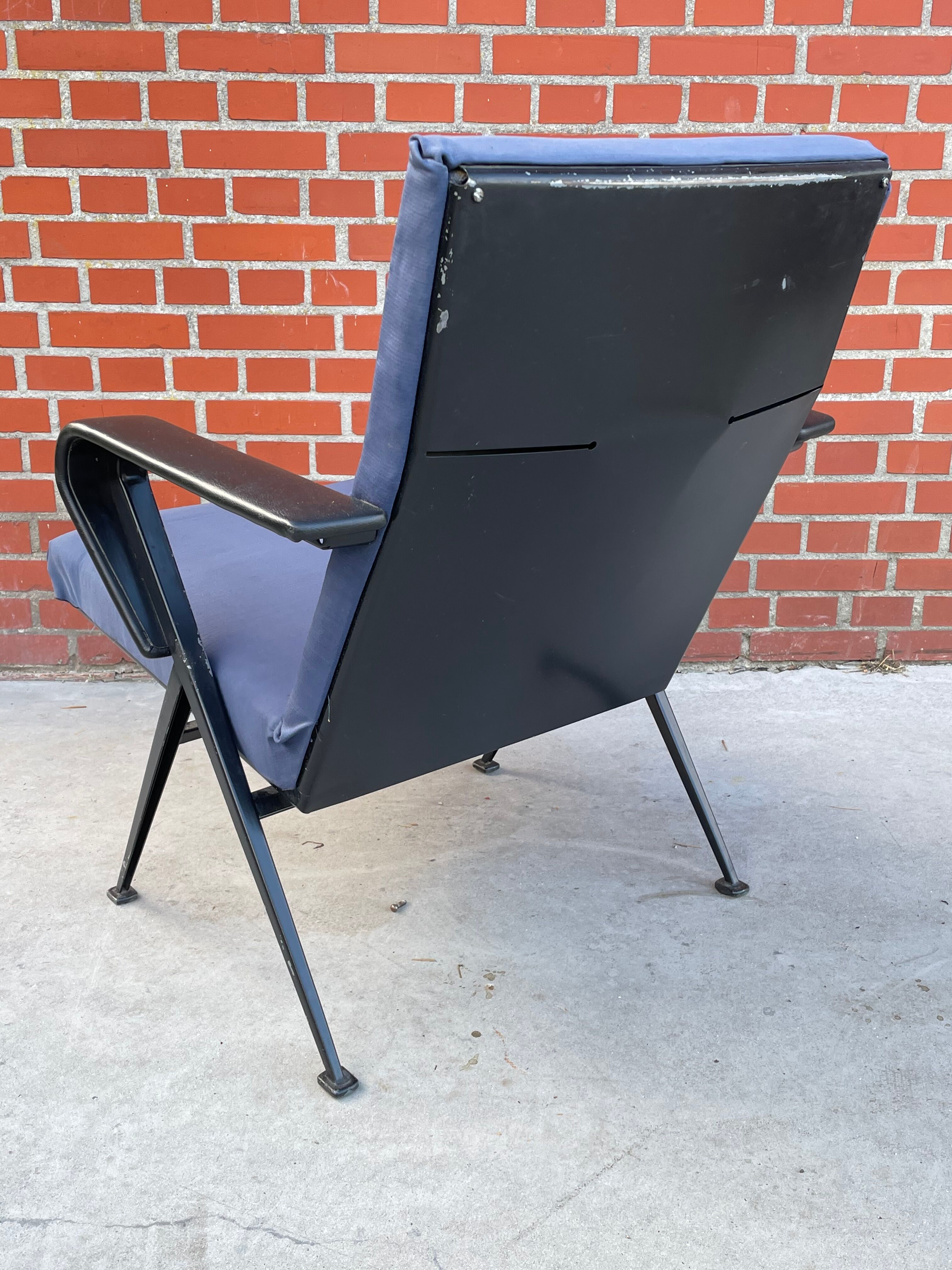 set of 2 Repose armchairs by Friso Kramer for Ahrend de Cirkel