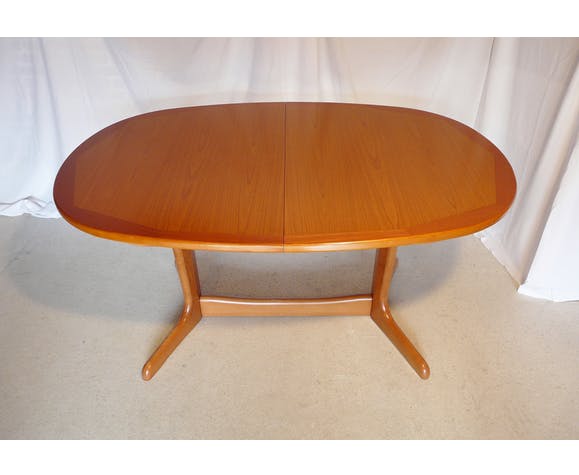 Scandinavian extendable oval table in G Plan teak