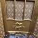 Paravent en bois doré décoré dans le style Louis XVI, orné de têtes de bélier.