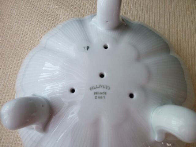 Tripod fruit drainer in Pillivuyt porcelain