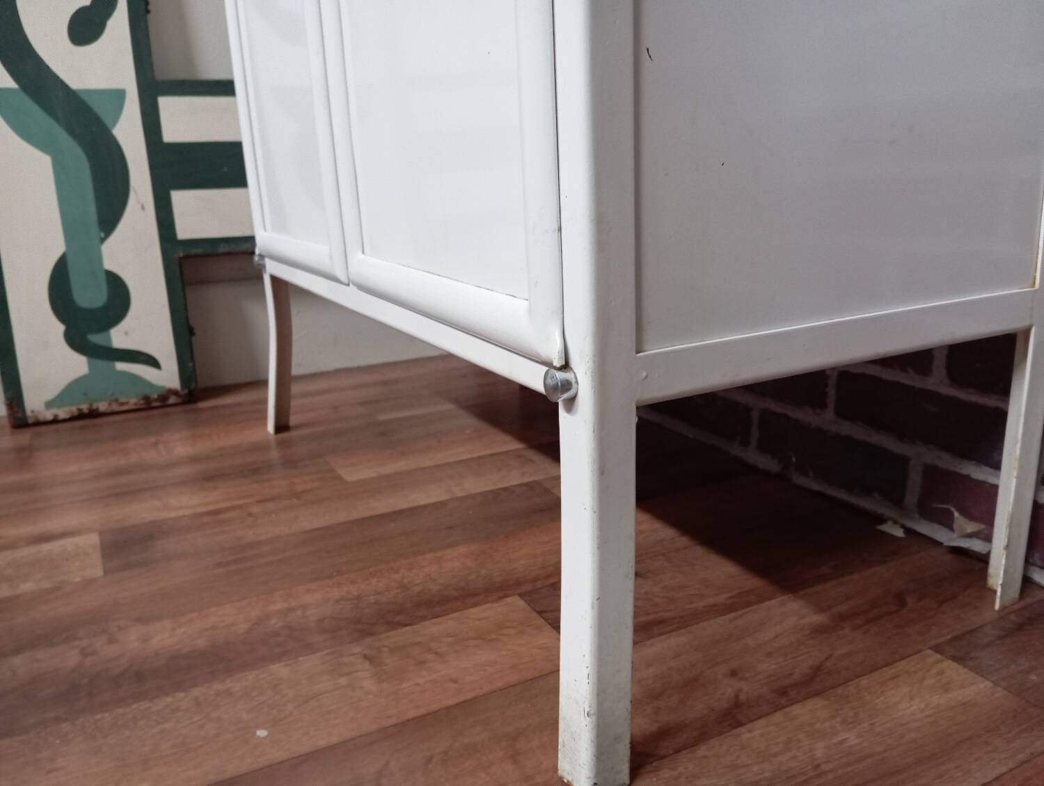 medicine cabinet / pharmacy