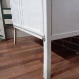 medicine cabinet / pharmacy