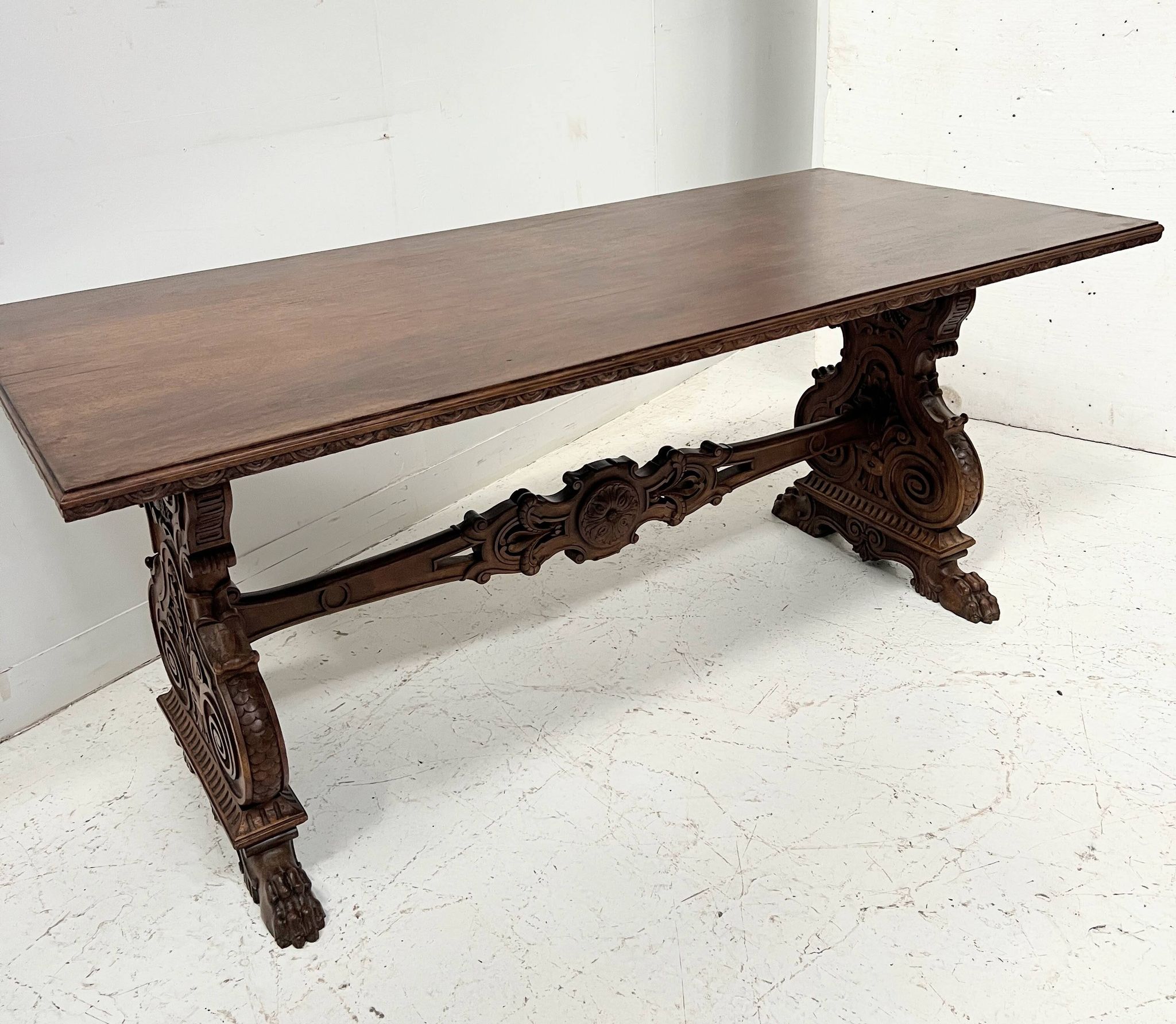 Table a manger de style Renaissance en bois massif sculpté XX siècle