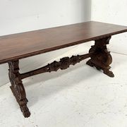 Table a manger de style Renaissance en bois massif sculpté XX siècle