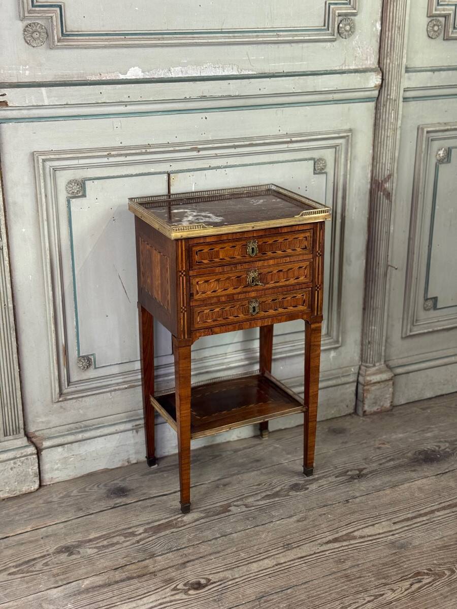 Table d’appoint ou chiffonnière Louis XVI en bois de plaquage, galerie de laiton, fin du XVIIIè