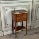Table d’appoint ou chiffonnière Louis XVI en bois de plaquage, galerie de laiton, fin du XVIIIè