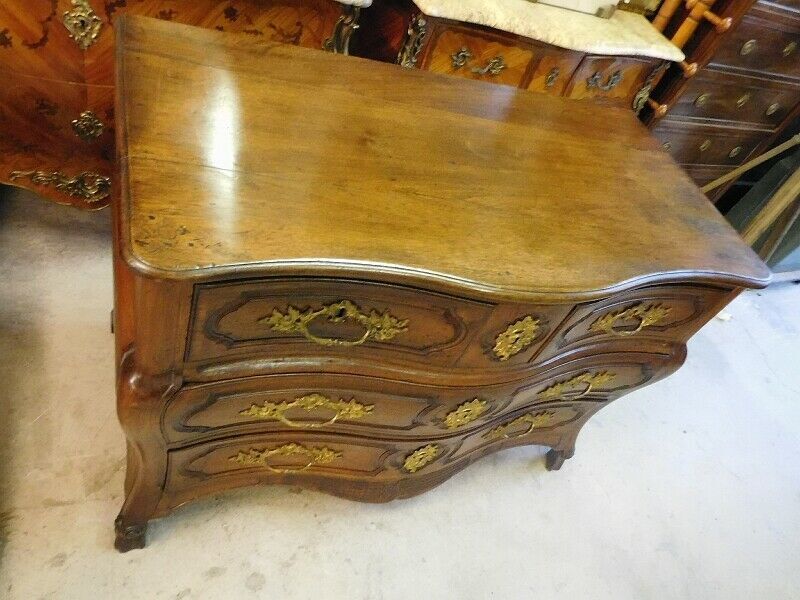 Commode Louis XV tombeau en noyer du XVIIème siècle