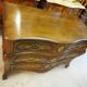 Commode Louis XV tombeau en noyer du XVIIème siècle