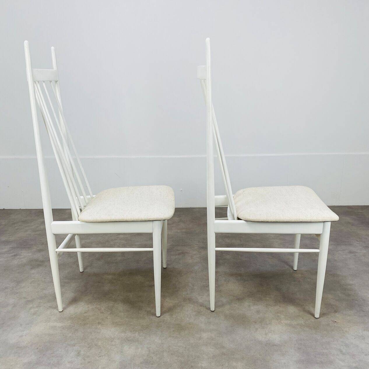 2 Scandinavian slatted chairs, white, from the 1960s.