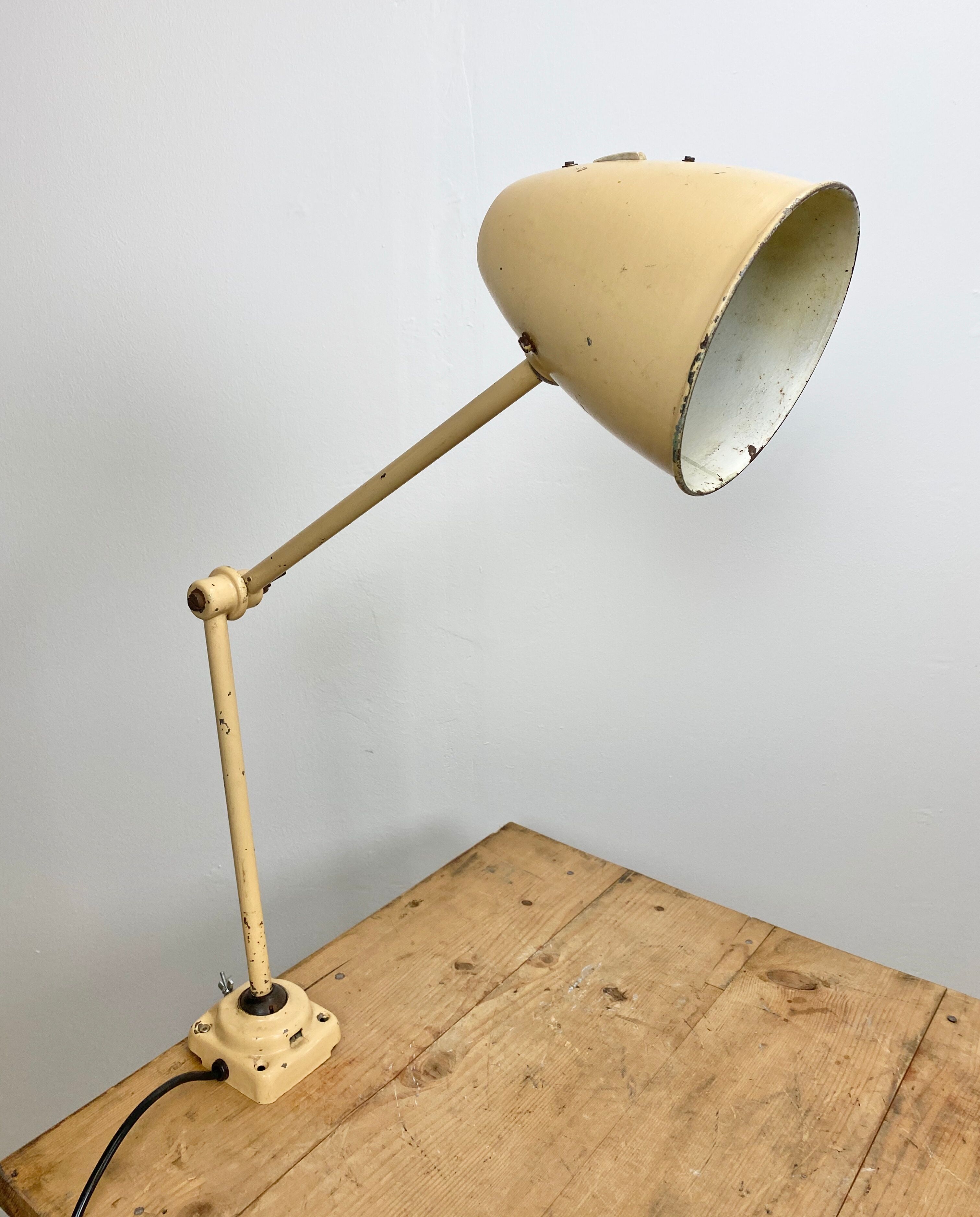 Lampe de table industrielle beige du milieu du siècle, années 1960