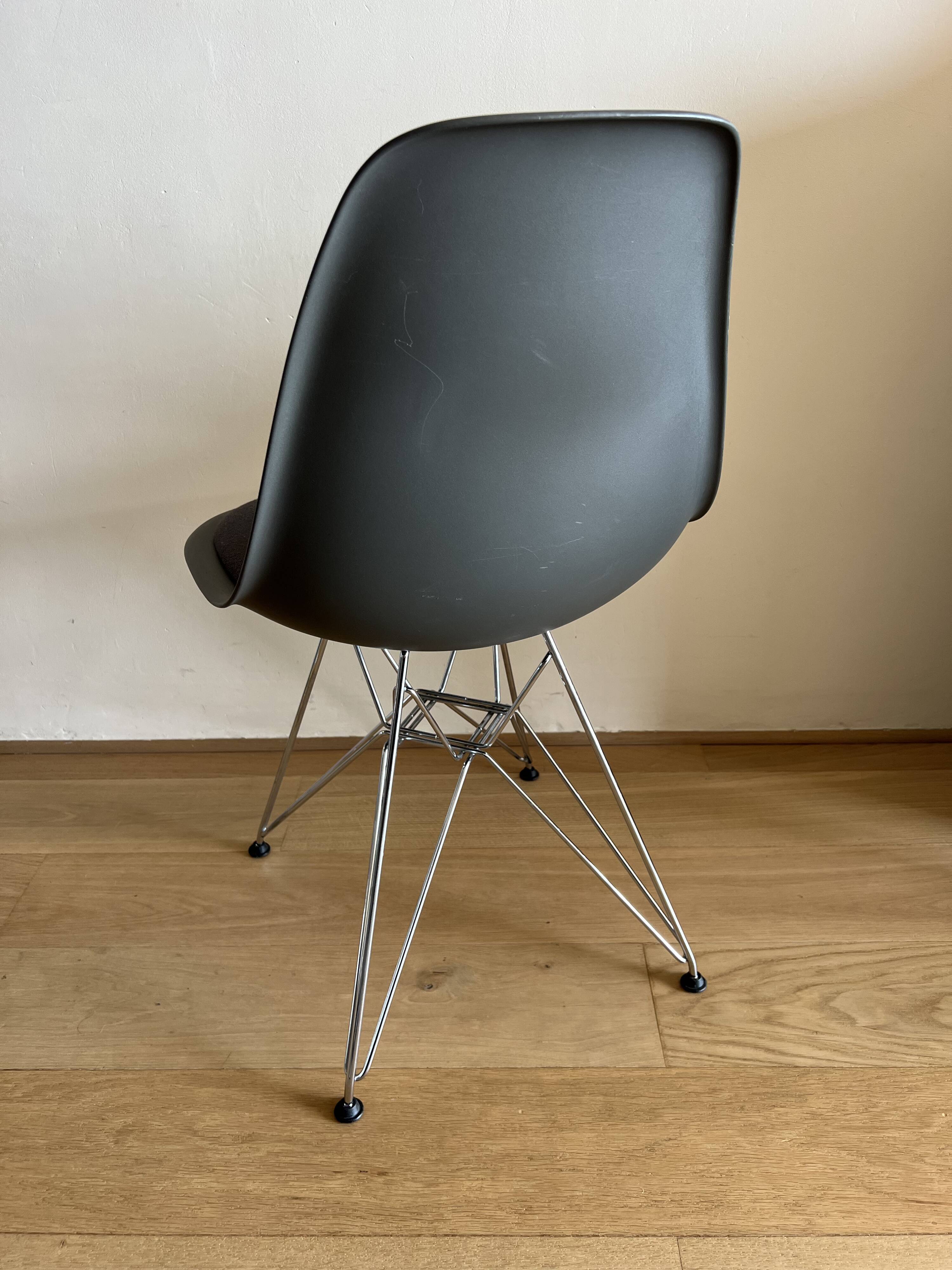 Lot of 4 original Eames DSR chairs by Vitra – with cushion.