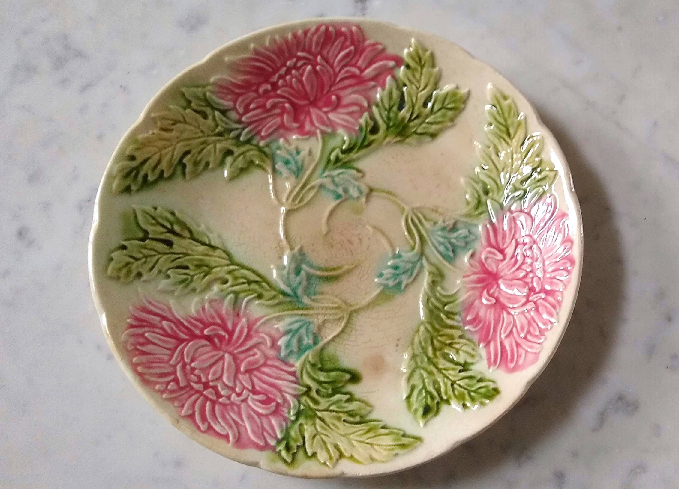 Old flat slip plate from Onnaing with floral decoration