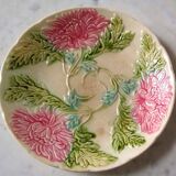 Assiette ancienne plate en barbotine de Onnaing au décor fleuri