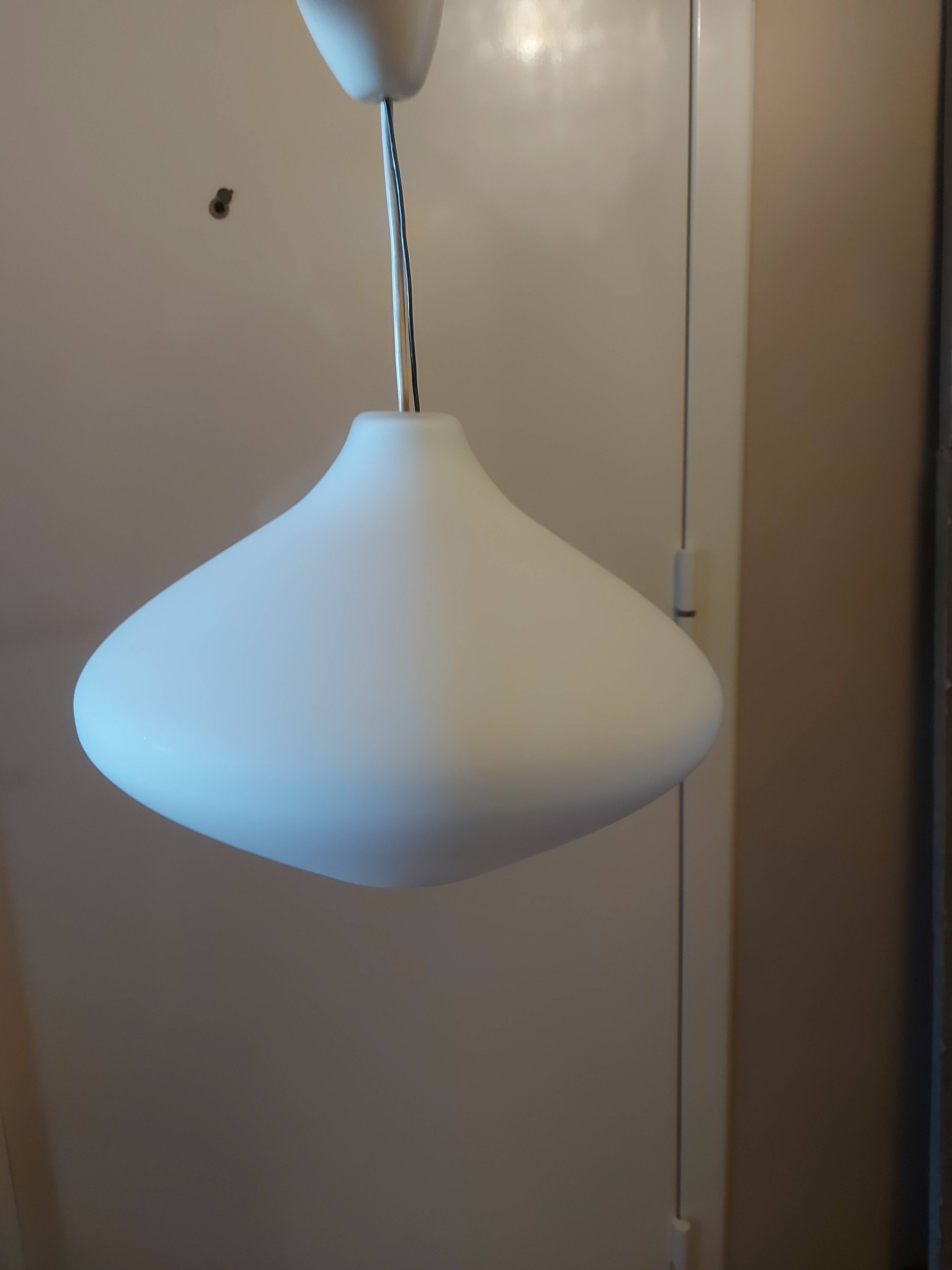 Vintage suspension in white opaline