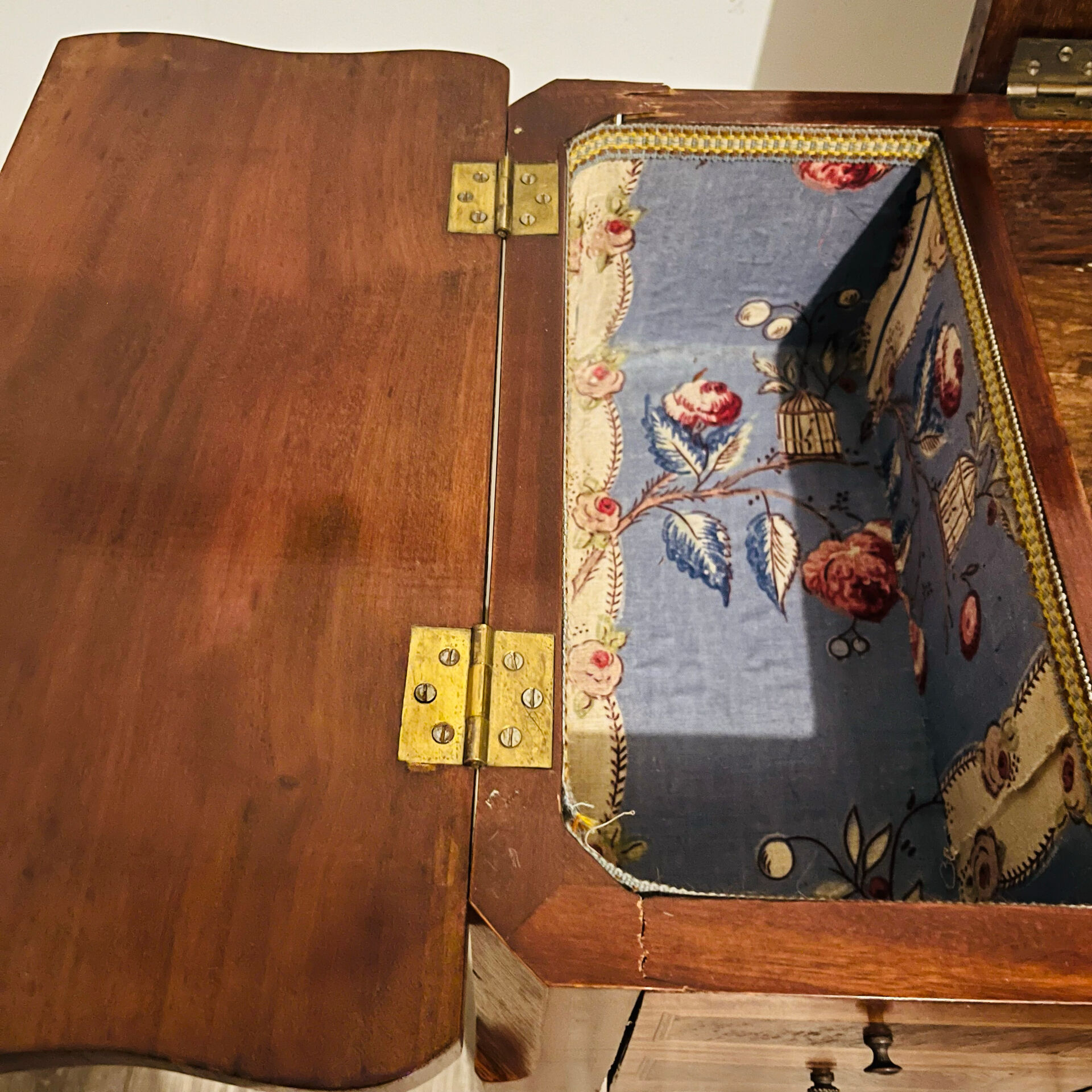 coiffeuse (ou table d'accouchée / poudreuse) de style Louis XV.