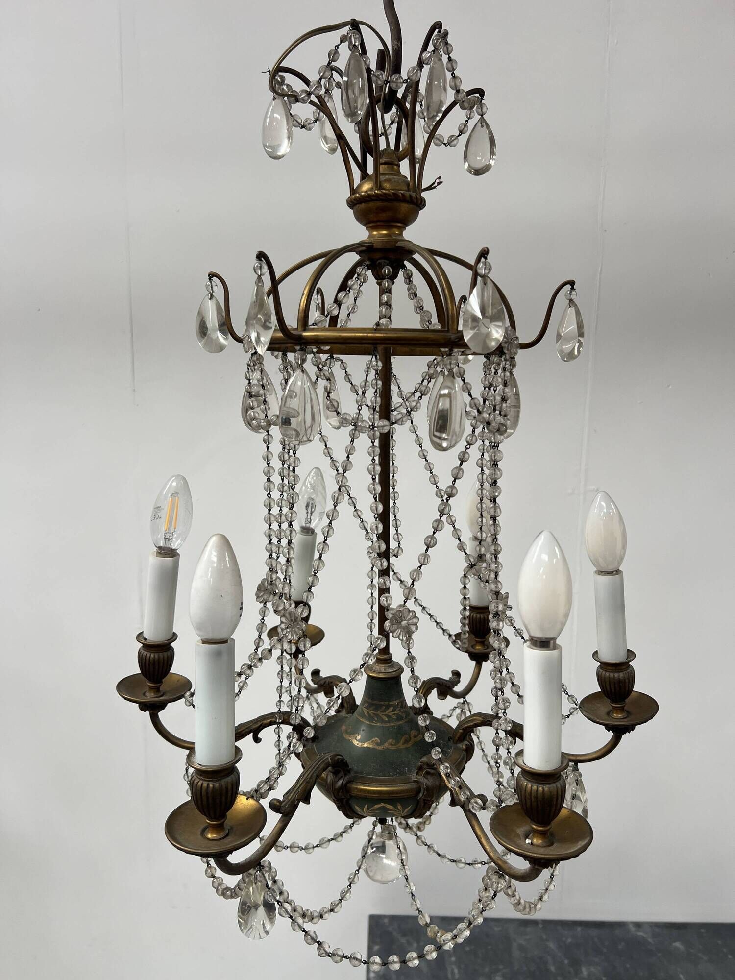 Louis XVI style chandelier with a pearl garland and painted tin, 20th century.